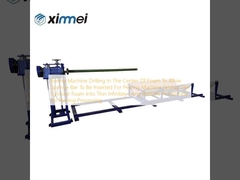 Forageuse forant au centre de la mousse pour permettre l'insertion de la barre éponge, pour la machine à éplucher. Dégauchissage de la mousse cylindrique en fines rouleaux infiniment longs, comme pré-machine pour le processus d'épluchage.