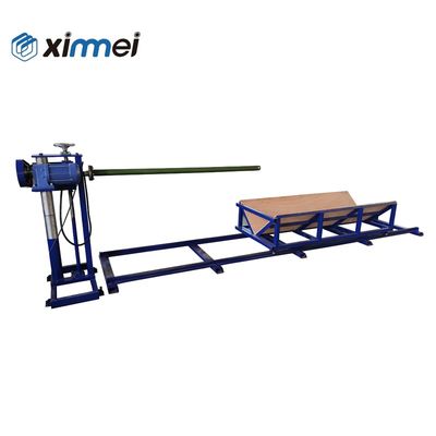 Perçage de la machine ennuyeuse au centre de la mousse pour permettre l'insertion de la barre éponge afin de couper la mousse du cylindre de dépeçage de la machine à peler en rouleaux minces et infiniment longs, en tant que pré-machine pour le traitement de pelage.
